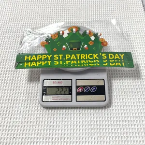 Détail du chapeau de fête couronne en papier trèfle Saint-Patrick pesé pour emballage