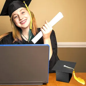 Détail d'une boîte cadeau mini chapeau de diplômé avec gland jaune pour fête de diplôme