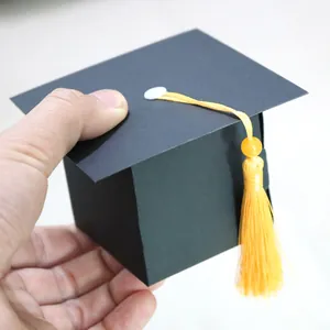 Boîte cadeau mini chapeau de diplômé noire avec gland jaune pour des bonbons