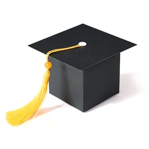 Détail de la boîte cadeau chapeau de diplômé avec fini noir mat et pompon en soie jaune