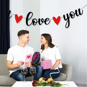 Romantische 'i love you' Girlande mit roten Herzen für die Valentinstag Dekoration