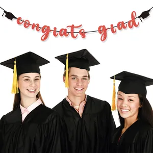 Pancarta brillante Congrats Grad con letras rojas y birretes para decoración de graduación
