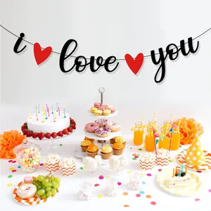 Romantisches 'i love you' Banner mit roten Herzen für die Valentinstag Dekoration