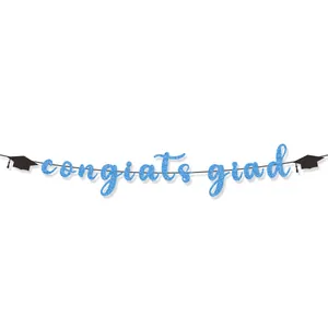 Pancarta Congrats Grad azul brillante con birretes negros para decoración de graduación