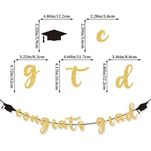 Pancarta dorada brillante de Congrats Grad con birretes negros para decoraciones