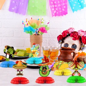 Centres de table alvéolés Fiesta avec cactus et crânes sur une table bien décorée