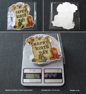 Dettaglio decorazione torta a tema cowboy con cappello, stivali e distintivo da sceriffo