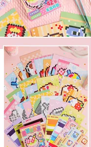 Detail van DIY pixel art stickerboek met patronen van zoete desserts en dieren