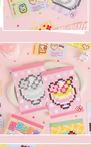 Detailopname van een DIY pixelstickerboek met ijs- en hartvormige mozaïekpatronen