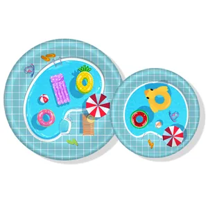 Détail d'assiettes de fête hawaïenne avec motifs de piscine et bouées colorées mignonnes