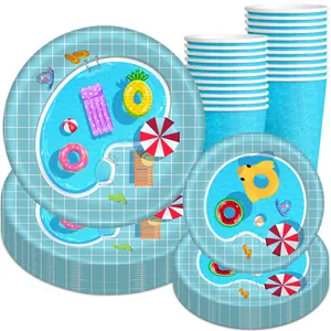 Détail d'assiettes et gobelets en papier pour fête de piscine avec motifs d'ananas