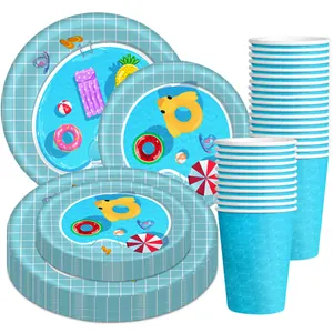 Détail de la vaisselle jetable en papier thème piscine avec motifs de bouées de sauvetage d'été