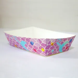 Détail du plateau en papier sirène violet pour les friandises de fête océanique