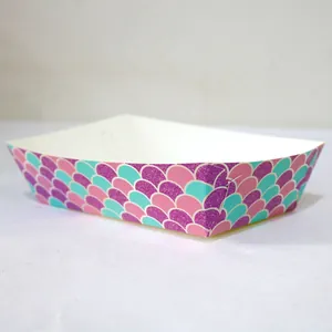 Détail du plateau de fête sirène avec motifs d'écailles scintillantes violet et cyan