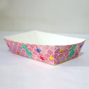 Détail du plateau alimentaire écailles de sirène rose avec motifs hippocampe et étoile