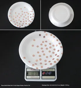 Makroansicht von 9-Zoll-Papptellern in Weiß mit roségoldenen Punkten und Produktgewicht