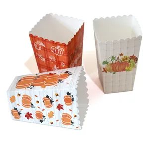 Dettaglio di scatole per popcorn in carta con motivi autunnali e bordi a onde