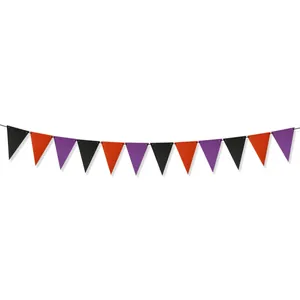 Halloween Wimpelkette mit schwarzen orangen und lila Dreiecken vor weißem Hintergrund