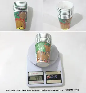 Détail des gobelets en papier thème jungle avec motifs d'animaux de dessins animés