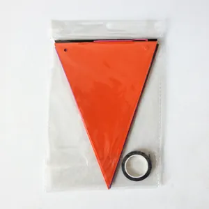 Detail der Halloween-Wimpelkette mit orange-schwarz-violetten Flaggen in Verpackung