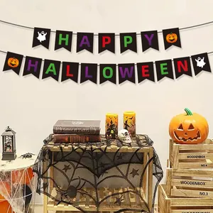 Bannière Happy Birthday Halloween avec citrouilles et fantômes pour décorations