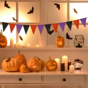 Detail der Halloween-Wimpelkette mit schwarzen, orangen und lila Flaggen an einer Schnur