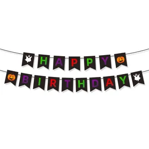 Bannière Happy Birthday Halloween avec drapeaux noirs en queue d'aronde et motifs de citrouilles