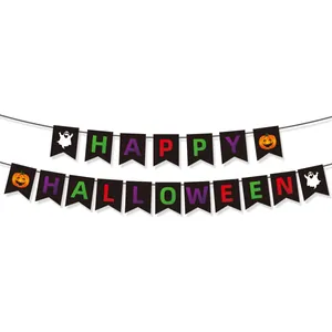 Kleurrijke Happy Halloween party slinger met pompoen en spook motieven op zwarte vlaggen