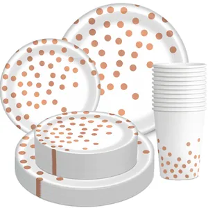 Detail von roségoldenen Punkt-Papptellern und Bechern für Geburtstagsfeier-Geschirrset