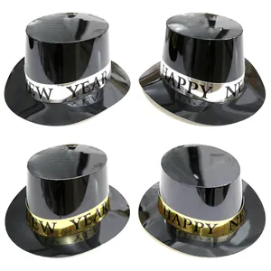 Dettaglio di cappelli a cilindro neri con fasce metalliche oro e argento Happy New Year