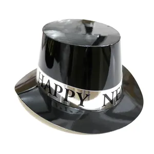 Dettaglio del cappello a cilindro nero lucido con fascia argentata Happy New Year
