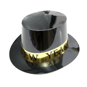 Dettaglio di un cappello a cilindro nero lucido con fascia dorata e scritta New Year