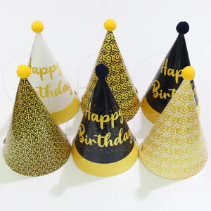 Détails de chapeaux de fête avec texte doré Happy Birthday et motifs géométriques alvéolés