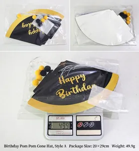 Détail d'un chapeau de fête avec texte Happy Birthday doré, pompons et emballage