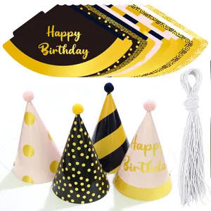 Vue à plat et assemblée de chapeaux de fête Happy Birthday dorés et roses avec cordons élastiques