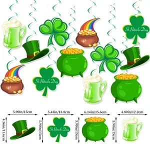 Detail van St. Patrick's Day hangdecoraties met klavertjes en kabouterhoed ornamenten