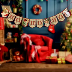 Détail d'une bannière de Noël vintage avec motifs de partitions et lettres HO HO HO