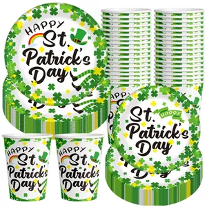 Macro di piatti e bicchieri per San Patrizio con motivi di quadrifoglio verde portafortuna