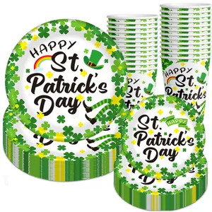 Set dettagliato di piatti e bicchieri di carta per San Patrizio con motivi a trifoglio