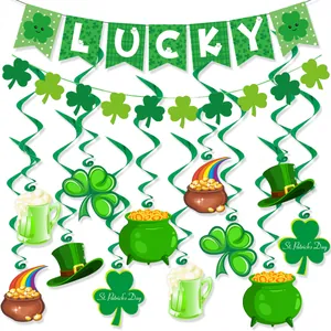Detail van St. Patrick's Day feestversiering met LUCKY banner en klaverblad spiralen