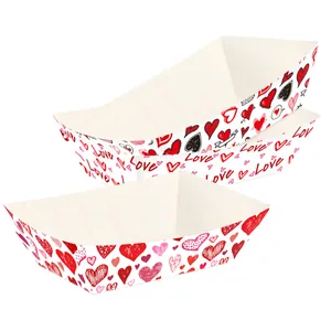 Dettaglio di vassoi di carta per alimenti con cuori e scritta Love per San Valentino