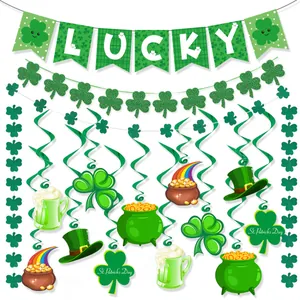 Detail van St. Patrick's Day Lucky banner en groene klaver spiraal decoratieset