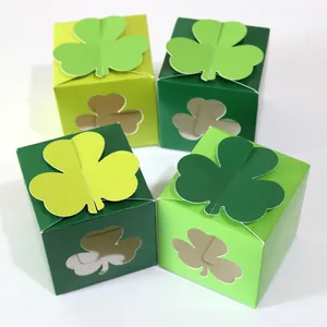 Détail de quatre boîtes cadeaux St-Patrick avec fenêtre trèfle et décoration 3D sur le dessus