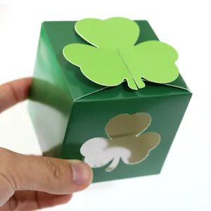 Boîte cadeau trèfle pour la Saint-Patrick avec découpe et finitions vert foncé