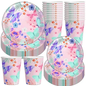 Détail d'assiettes et de gobelets jetables roses avec motif de papillon et fleurs