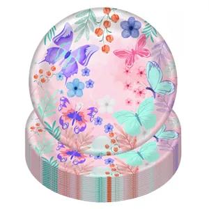 Gros plan d'assiettes jetables en carton rose avec motifs de papillons et fleurs aquarelles