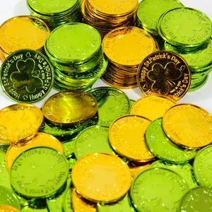 Pièces trèfle dorées et vertes pour décoration de table de Saint-Patrick