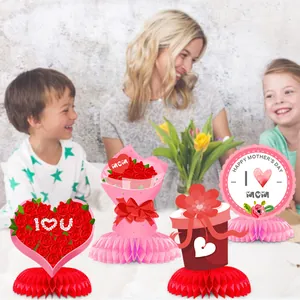 Dettaglio di 4 decorazioni da tavola in carta a nido d'ape per la festa della mamma, temi LOVE