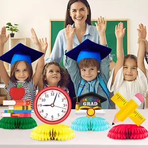 Décorations alvéolées pour remise de diplôme préscolaire avec horloge et chapeau