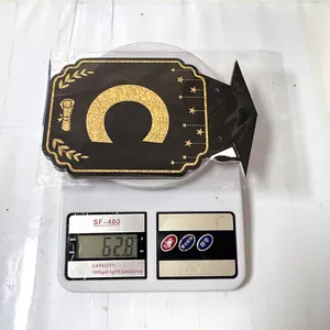 Gros plan sur la mesure de 62,8 g pour les cartes de banderoles de diplôme noir et or